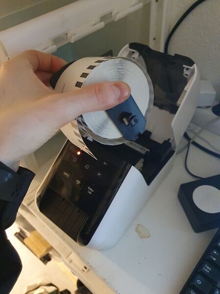 Fil:Memberbooth öppen för byte av etikettrulle.jpg