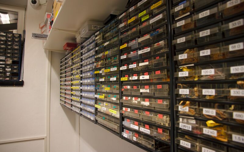 Fil:Elektronikrummet Lådor.jpg