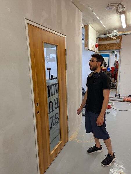 Fil:Silver room door mounted 2025.jpg